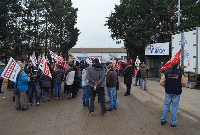 Concentración de trabajadores de Sada ante las puertas de la empresa. Foto: Gaspar Francés