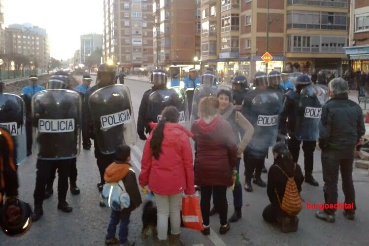 Familias con niños en actitud pacífica frente a la policía nacional y local en enero de 2014 en el barrio burgalés de Gamonal. Foto: burgosdijital Familias con niños en actitud pacífica frente a la policía nacional y local en enero de 2014 en el barrio burgalés de Gamonal. Foto: burgosdijital