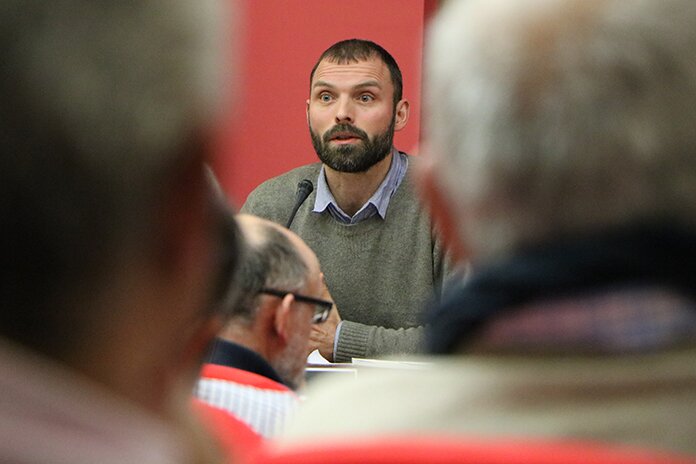 Tom Kucharz anoche en el Salón de Actos de la Universidad. FOTO: Gaspar Francés Tom Kucharz anoche en el Salón de Actos de la Universidad. FOTO: Gaspar Francés