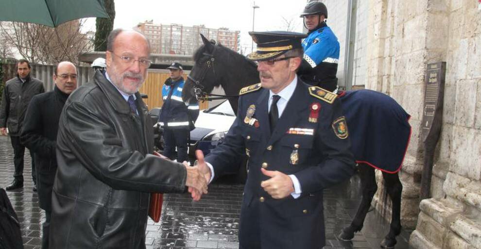 El ex alcalde de Valladolid, Javier León de la Riva, estrecha la mano del ex Jefe de la Policía, Juan López de Haro.