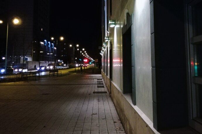 El 'desvalijado' hotel Marqués de la Ensenada con las luces encendidas. Foto: úC.