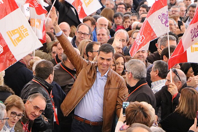 Pedro Sánchez, en su entrada triunfal en una abarrotada Cúpula del Milenio. Foto: Gaspar Francés Pedro Sánchez, en su entrada triunfal en una abarrotada Cúpula del Milenio. Foto: Gaspar Francés