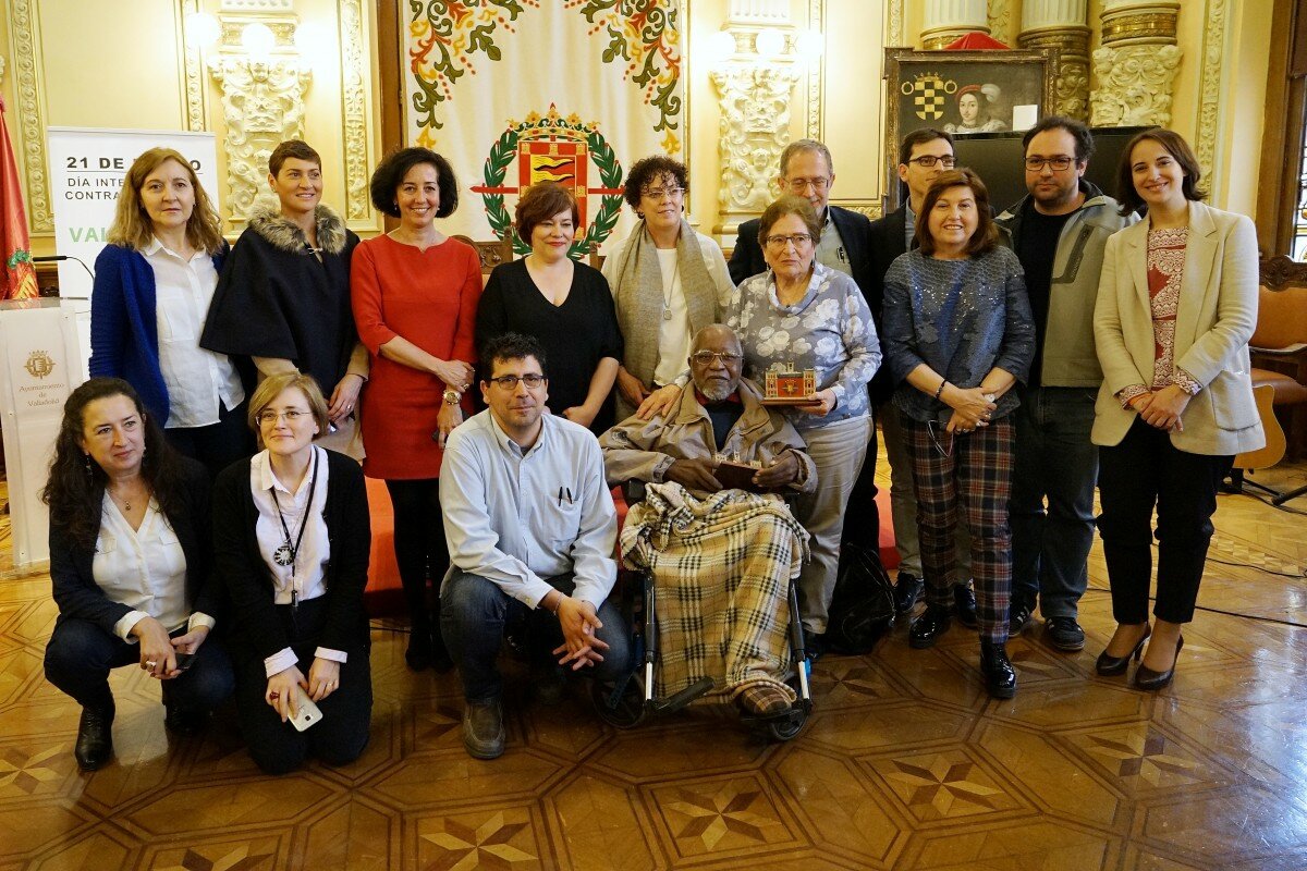 Foto de familia de los concejales de la corporación con los homenajeados.