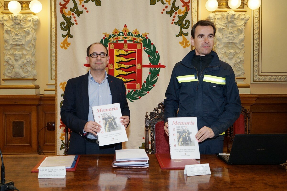El concejal de Seguridad, Luis Vélez, y el jefe del Servicio de Extinción de Incendios, Javier Reinoso. Foto: Carlos Arranz
