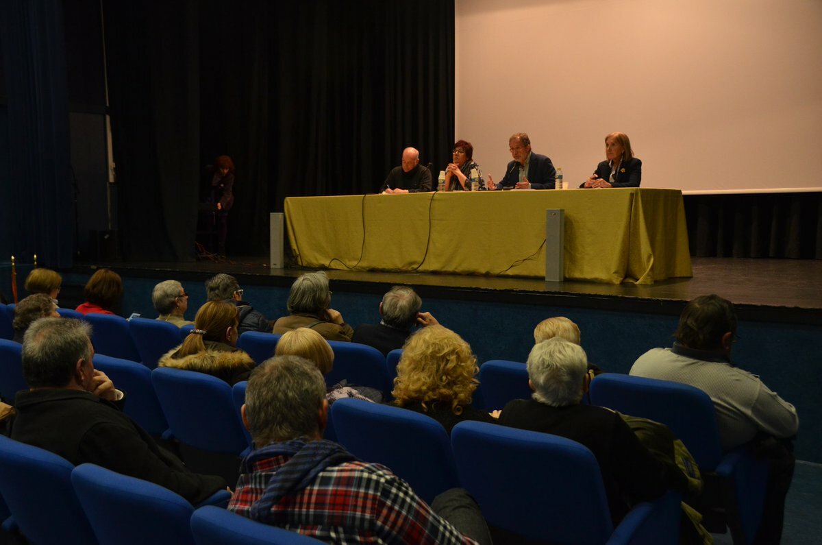Un momento de la asamblea vecinal celebrada esta tarde para hablar del proyecto del 29 de Octubre en Pajarillos. Un momento de la asamblea vecinal celebrada esta tarde para hablar del proyecto del 29 de Octubre en Pajarillos.Un momento de la asamblea vecinal celebrada esta tarde para hablar del proyecto del 29 de Octubre en Pajarillos.