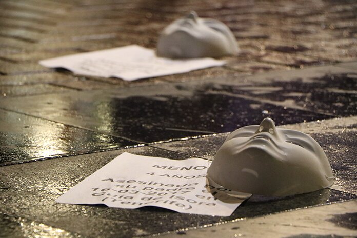Máscaras en el suelo, símbolo de las mujeres asesinadas. Foto: Gaspar Francés Máscaras en el suelo, símbolo de las mujeres asesinadas. Foto: Gaspar Francés