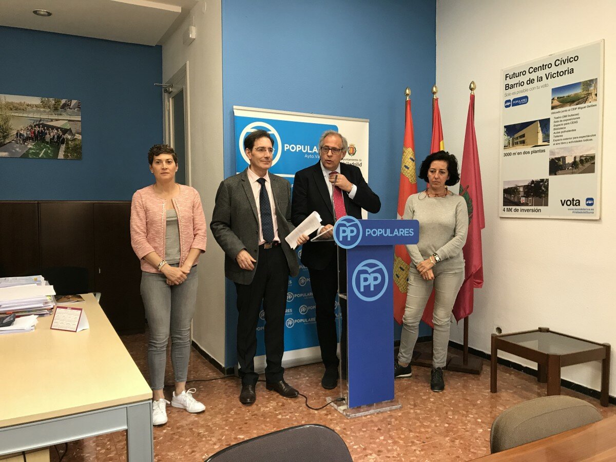Los concejales del PP, esta mañana, durante la rueda de prensa en la que han pedido la dimisión del alcalde. Foto: úC Los concejales del PP, esta mañana, durante la rueda de prensa en la que han pedido la dimisión del alcalde. Foto: úC