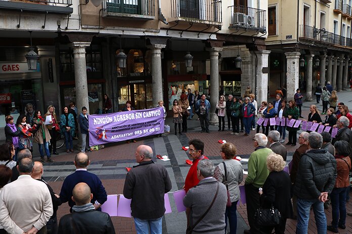 Concentración celebrada esta tarde en Fuente Dorada contra la violencia machista. Foto: J.O.