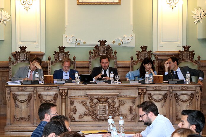Mesa presidencial del pleno en un momento de la sesión. Foto: Jorge Ovelleiro. Mesa presidencial del pleno en un momento de la sesión. Foto: Jorge Ovelleiro.