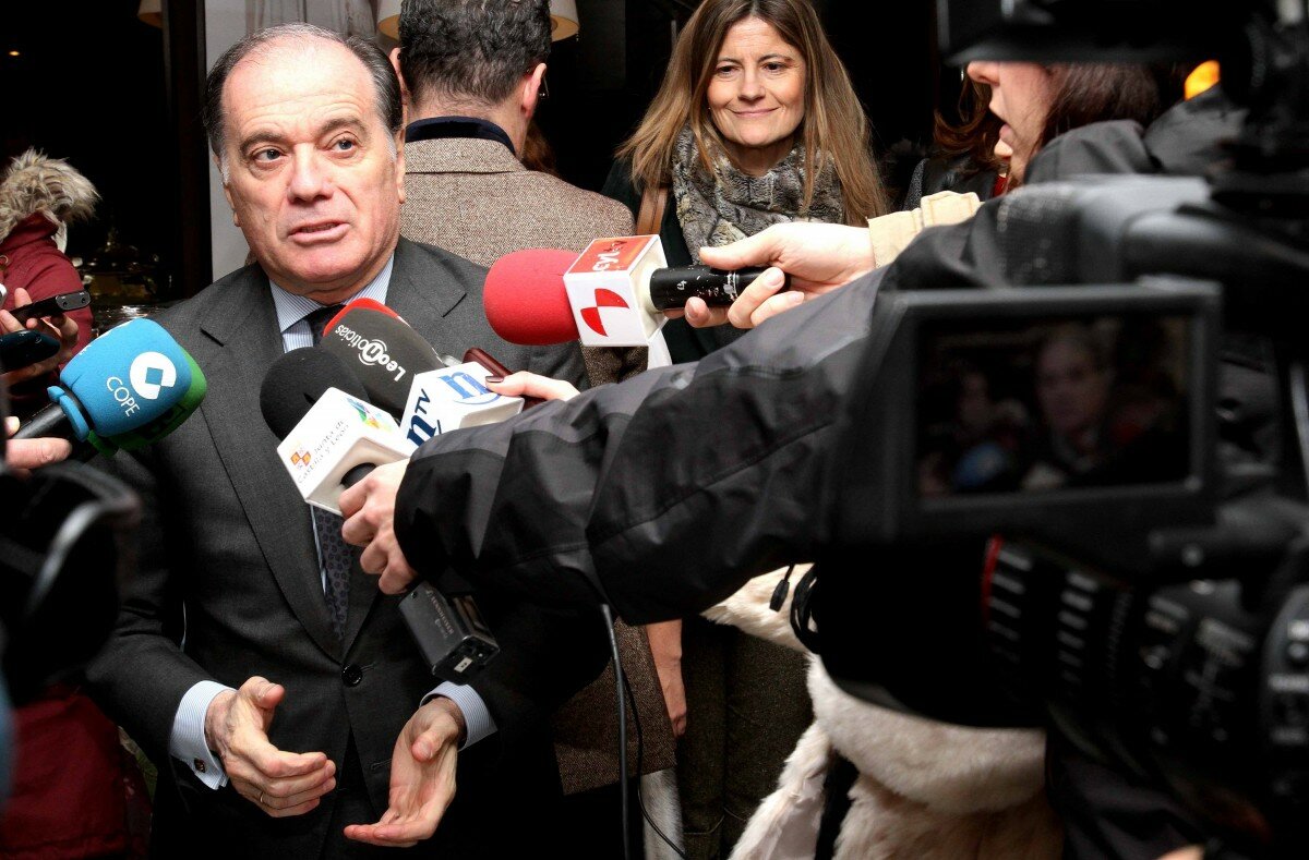 Tomás Villanueva, rodeado por periodistas. Foto: JCyL
