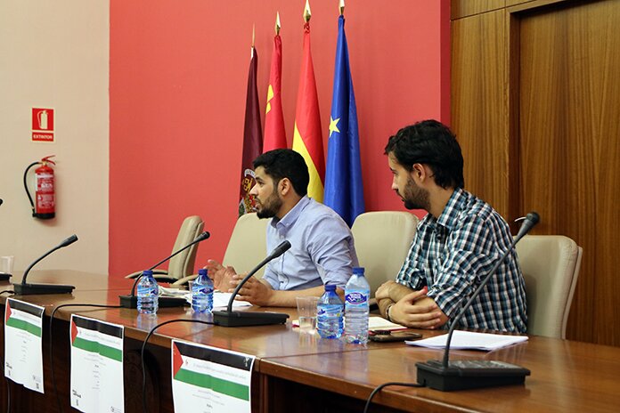Abdherraman Taleb Omar, en un momento de su intervención, junto a Andrés Dueñas. Foto: Jorge Ovelleiro Abdherraman Taleb Omar, en un momento de su intervención, junto a Andrés Dueñas. Foto: Jorge Ovelleiro