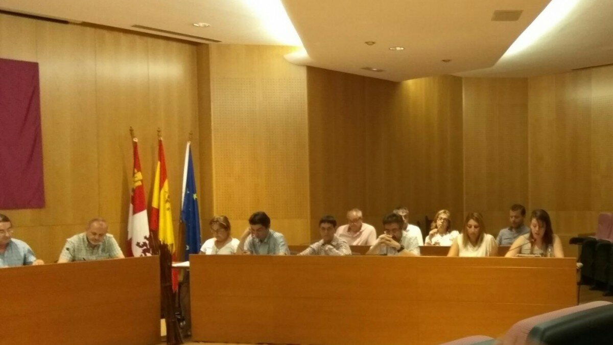 Lucía Castro, la concejala más jóven, a la derecha, fue la encargada de leer la moción.