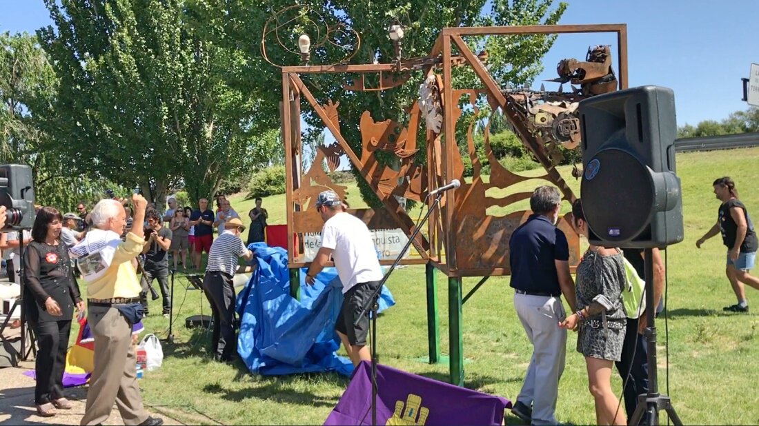 Momento en el que se ha descubierto la escultura homenaje a los represaliados por el franquismo en Laguna de Duero. Foto: úC Momento en el que se ha descubierto la escultura homenaje a los represaliados por el franquismo en Laguna de Duero. Foto: úC
