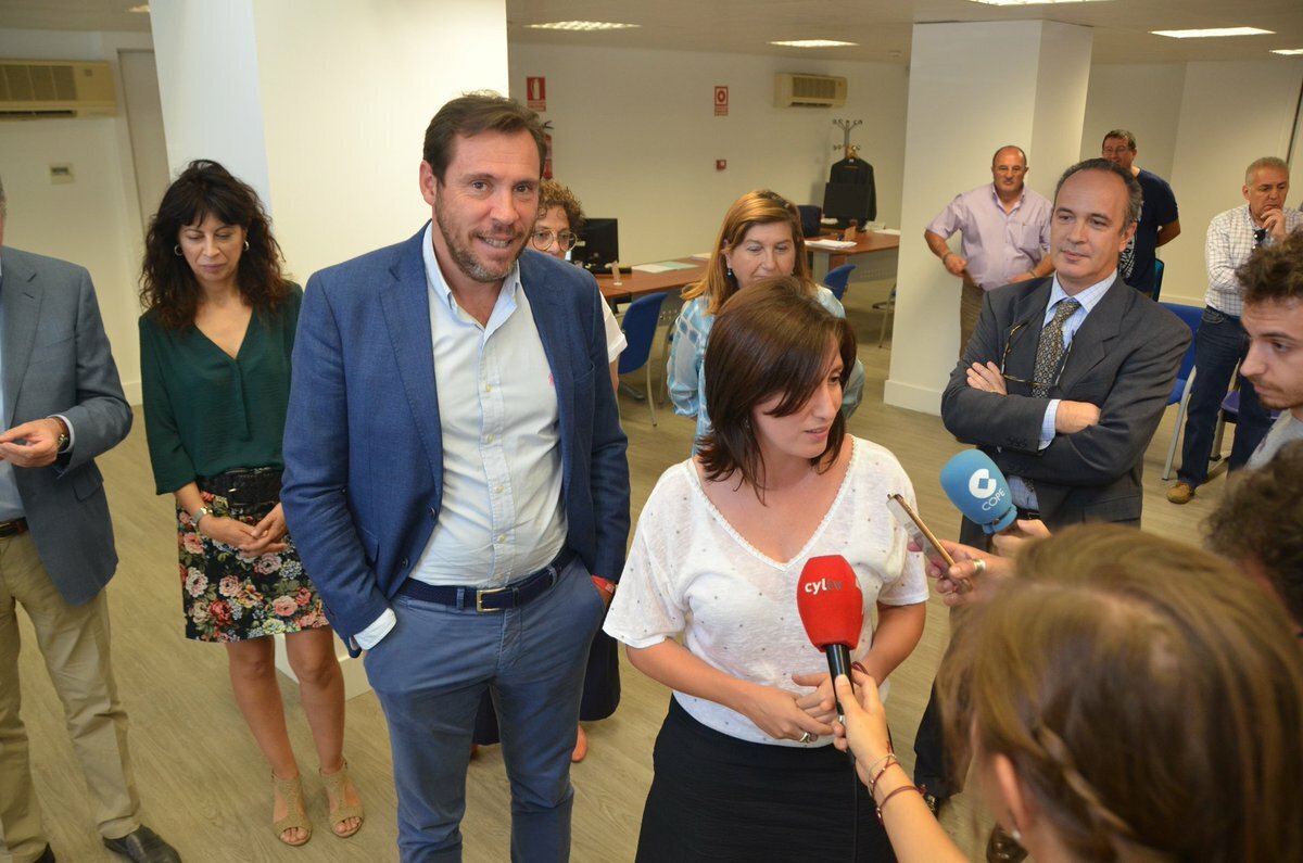 El alcalde y la concejala de Medio Ambiente atienden a los medios de comunicación. El alcalde y la concejala de Medio Ambiente atienden a los medios de comunicación.