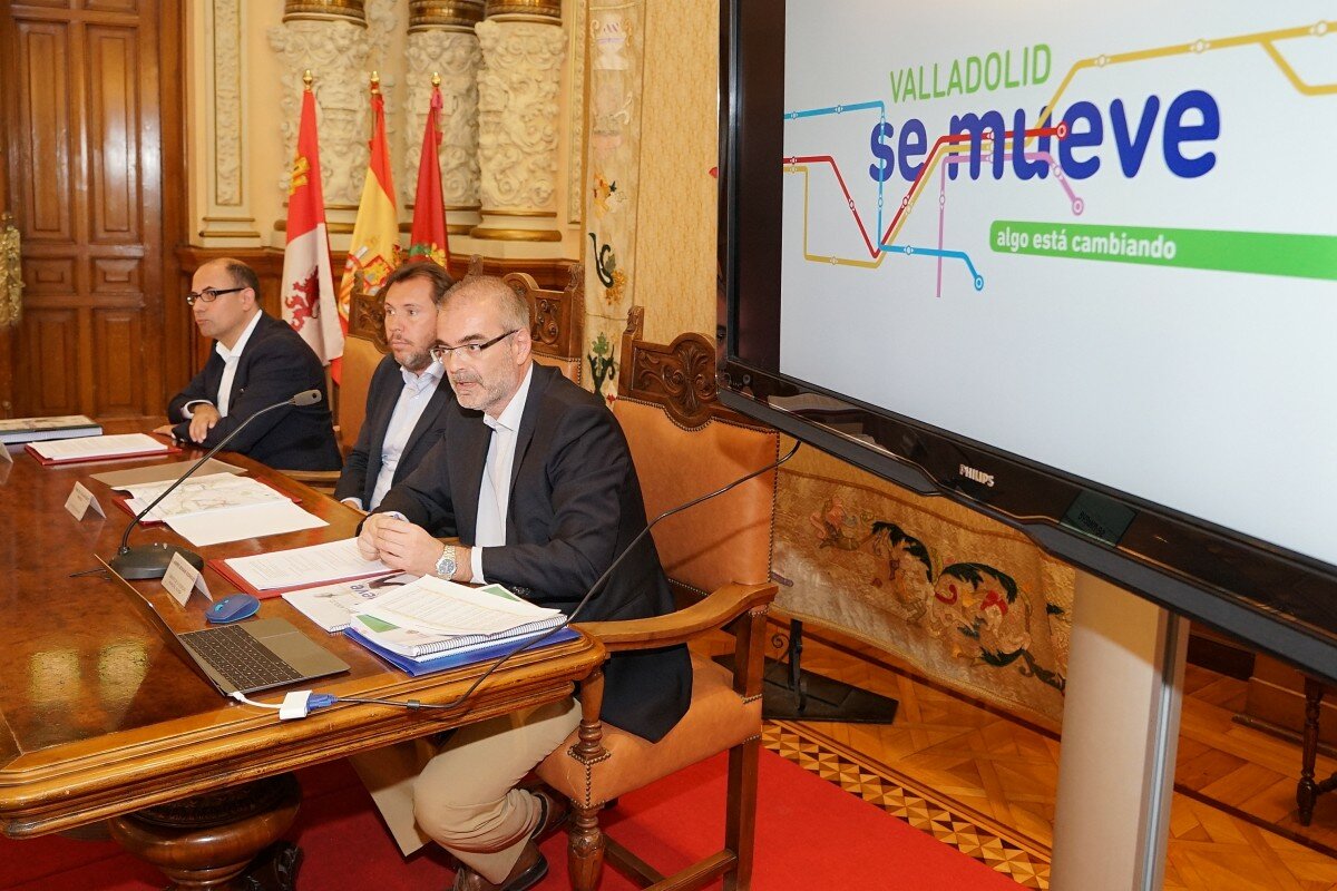 El concejal de Movilidad, el alcalde y el gerente de Auvasa presentan la propuesta de reordenación de líneas. El concejal de Movilidad, el alcalde y el gerente de Auvasa presentan la propuesta de reordenación de líneas.