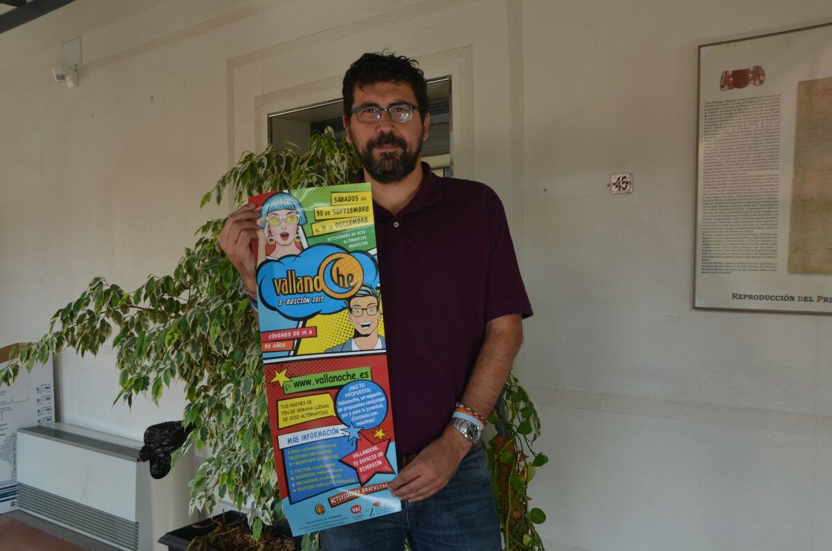 El concejal de Participación, Alberto Bustos, con los carteles de los programas de ocio alternativo.