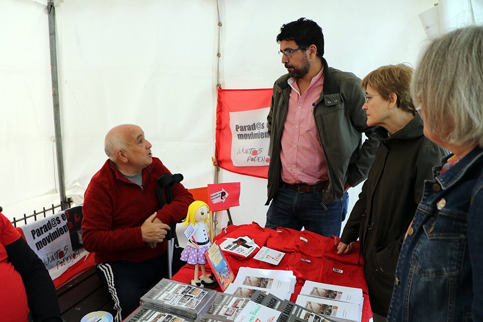 El concejal de Participación Ciudadana, Alberto Bustos, charla con un integrante de Parados en Movimiento en una edición del Día Vecinal. Foto: Gaspar Francés