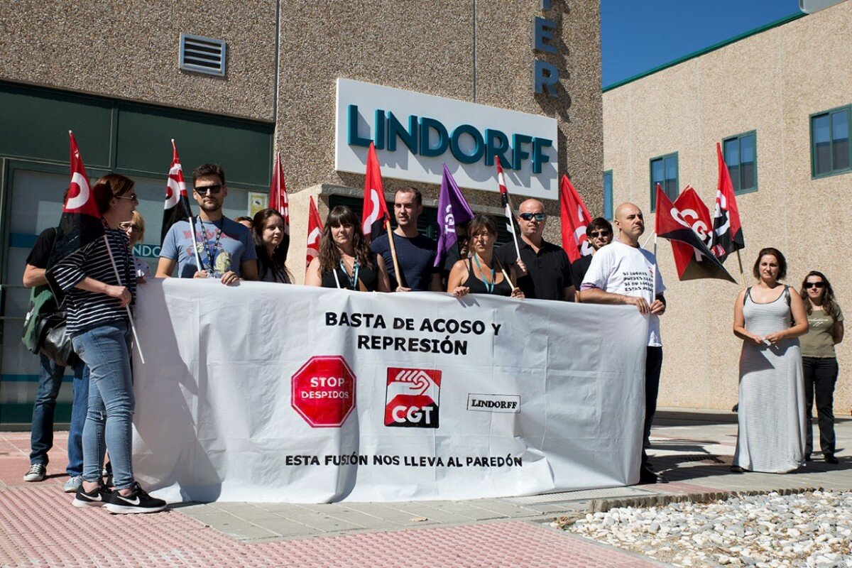 Concentración de sindicalistas de CGT, esta mañana ante la sede de Lindorff España. FOTO: ALEJANDRO ROMERA