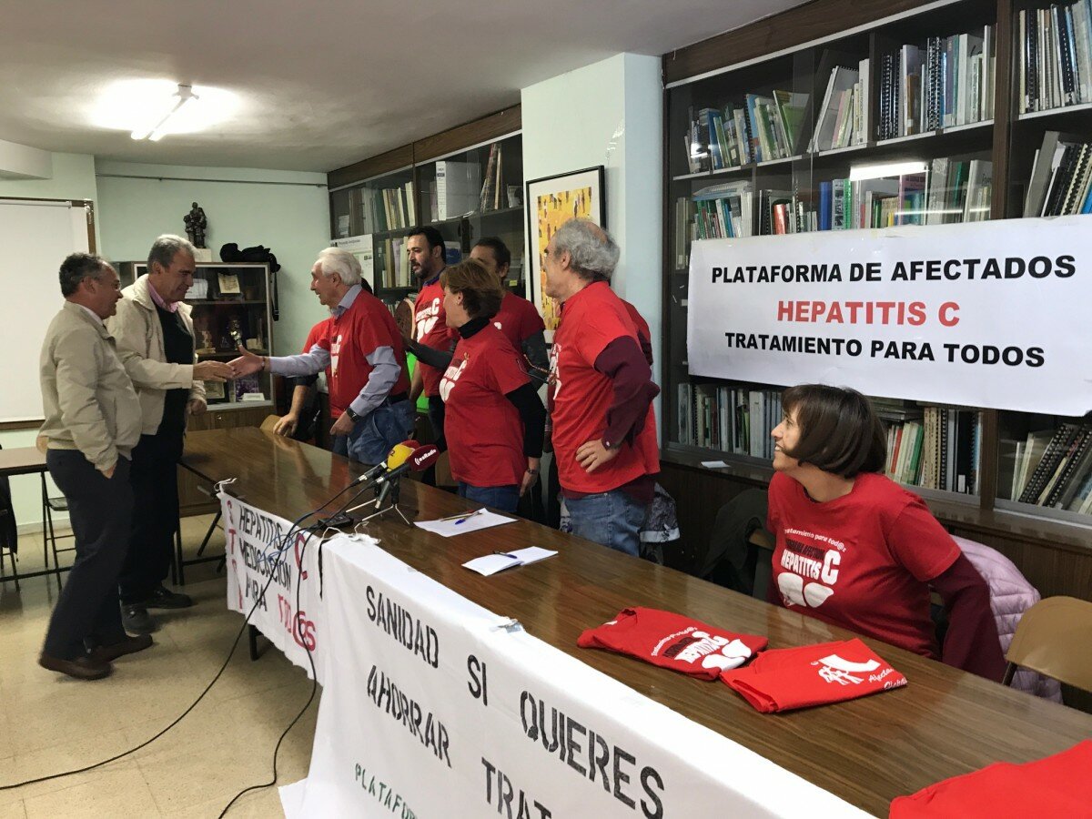 Los integrantes de la Plataforma de Afectados por la Hepatitis C saludan a los doctores Caro Patón y Otero antes de anunciar su disolución como plataforma. Foto: úC Los integrantes de la Plataforma de Afectados por la Hepatitis C saludan a los doctores Caro Patón y Otero antes de anunciar su disolución como plataforma. Foto: úC
