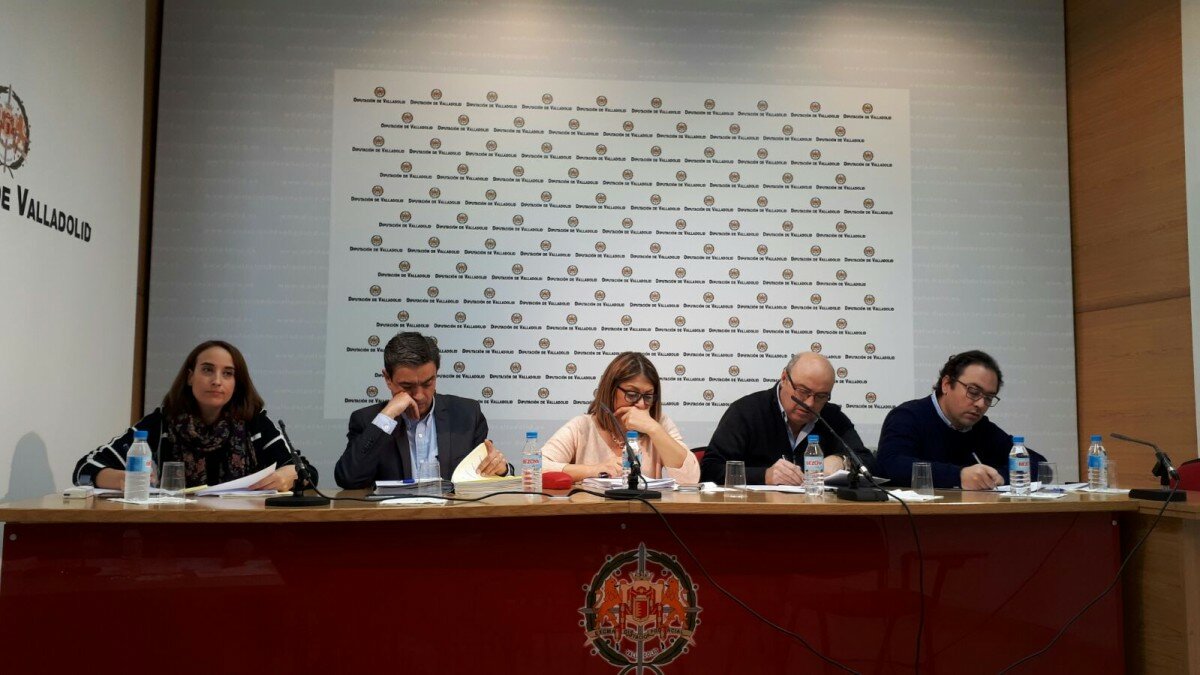 20171211 Pilar Vicente (izq.) durante la Comisión de Investigación de hoy Portavoces de los grupos en la sesión de la Comisión de Investigación sobre la pista de skí seco.