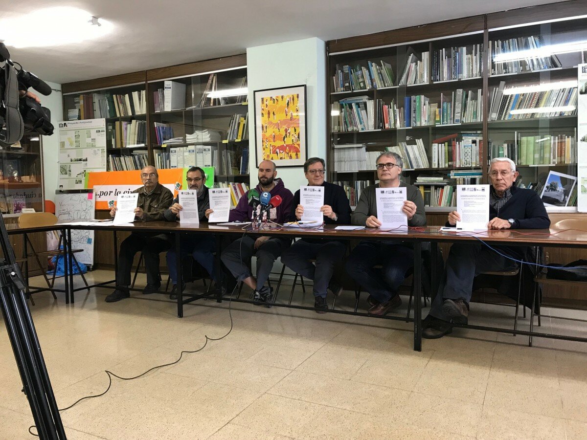 Representantes de los distintos colectivos muestran sus alegaciones al PGOU. Foto: úC Representantes de los distintos colectivos muestran sus alegaciones al PGOU. Foto: úC