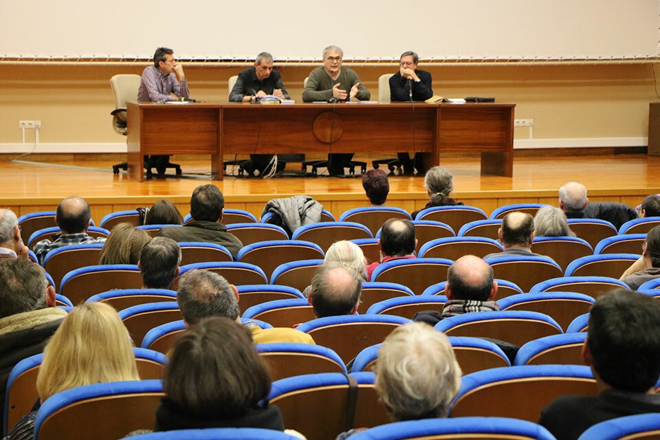 Mesa en el aula mergelina de la Facultad de derecho. FOTO: Gaspar Francés