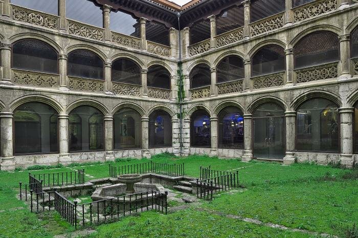 Patio del claustro de Las Francesas en Valladolid. Patio del claustro de Las Francesas en Valladolid.