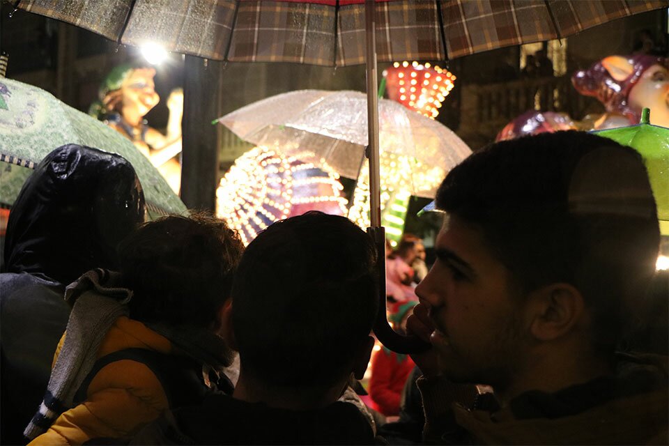 Familia bajo la lluvia viendo la cabalgata. FOTO: Gaspar Francés Familia bajo la lluvia viendo la cabalgata. FOTO: Gaspar Francés