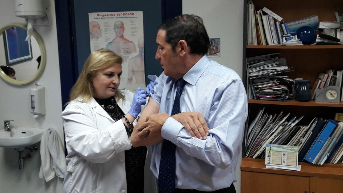 El consejero de Sanidad da ejemplo en una campaña de vacunación.
