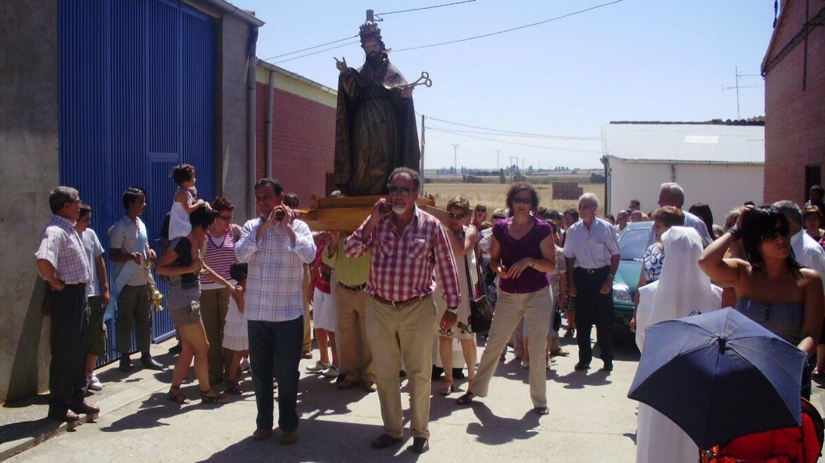 Juan Antonio Benito de Dios (con camisa roja a cuadros), alcalde de Pajares de la Laguna, porta una imagen en una procesión. Ayuntamiento de Pajares de la Laguna Juan Antonio Benito de Dios (con camisa roja a cuadros), alcalde de Pajares de la Laguna, porta una imagen en una procesión. Ayuntamiento de Pajares de la Laguna