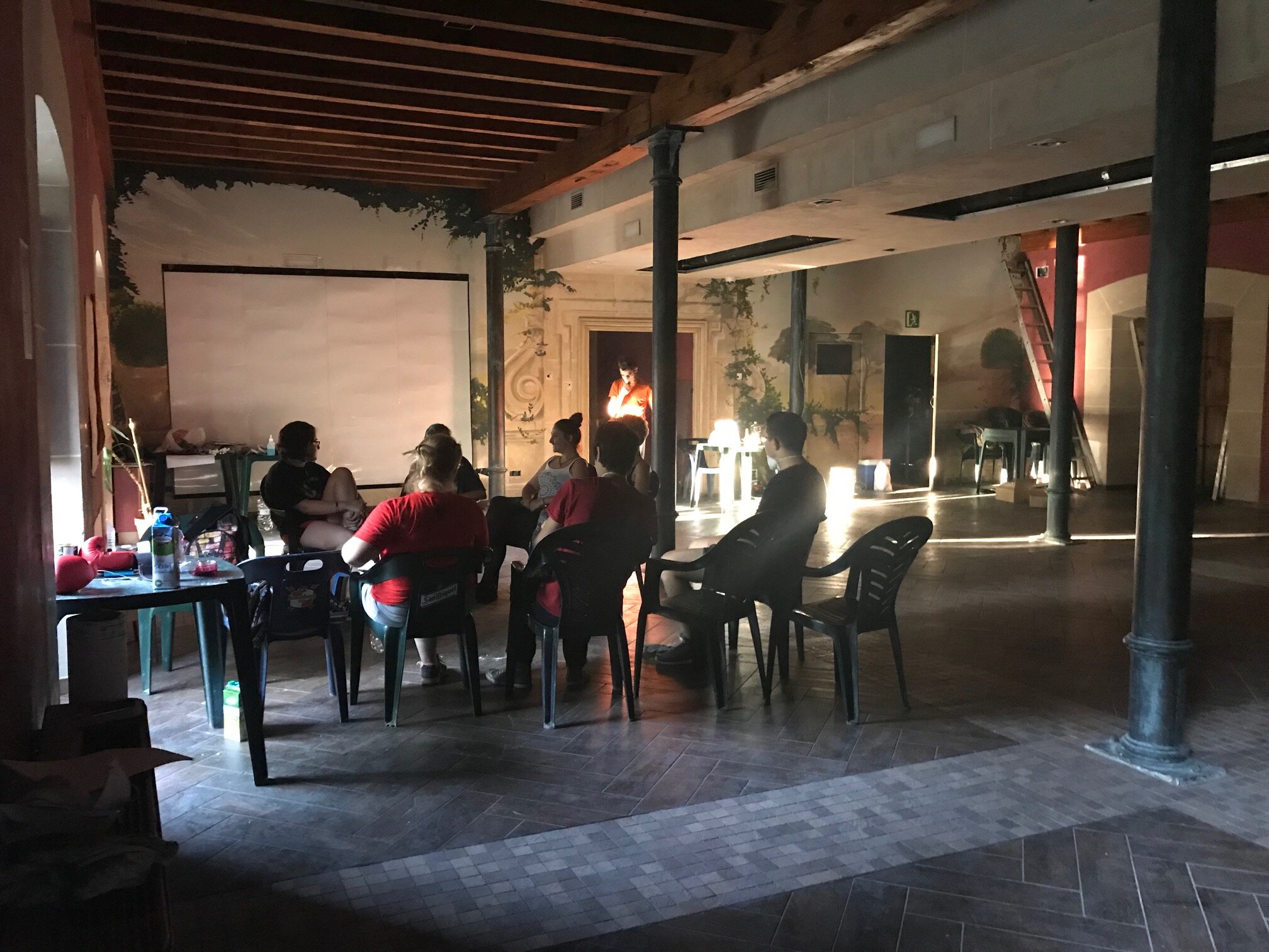 Reunión en la sala principal de La Molinera tras una jornada de limpieza en el edificio. Foto: úC Reunión en la sala principal de La Molinera tras una jornada de limpieza en el edificio. Foto: úC