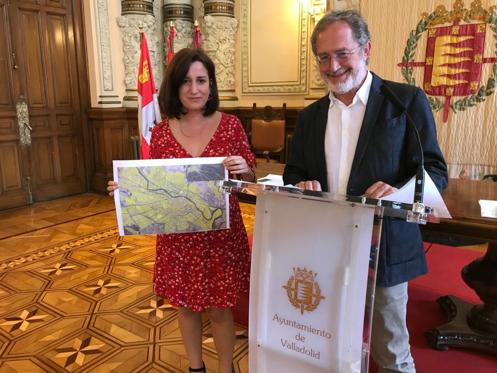 María Sánchez y Manuel Saravia en la presentación del mapa de fuentes. Foto: úC María Sánchez y Manuel Saravia en la presentación del mapa de fuentes. Foto: úC